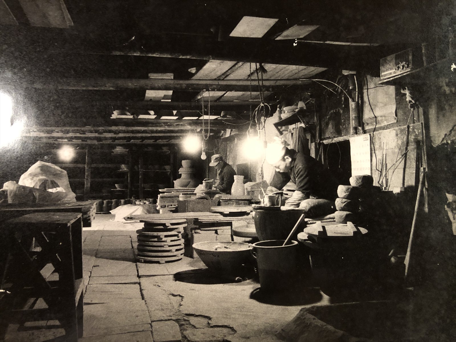 昔のモロ。ロクロで作業する職人