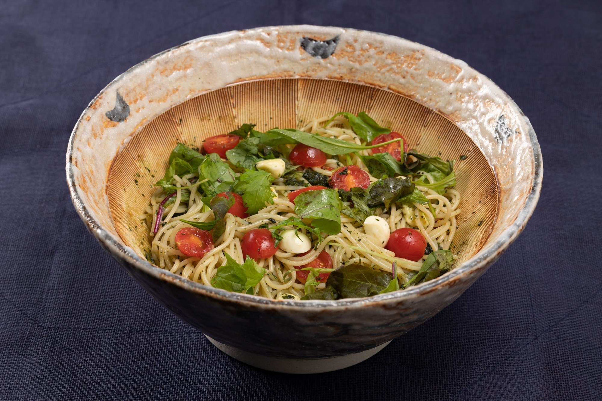 志野すり鉢（八〜九寸）で和えたジェノベーゼパスタ
