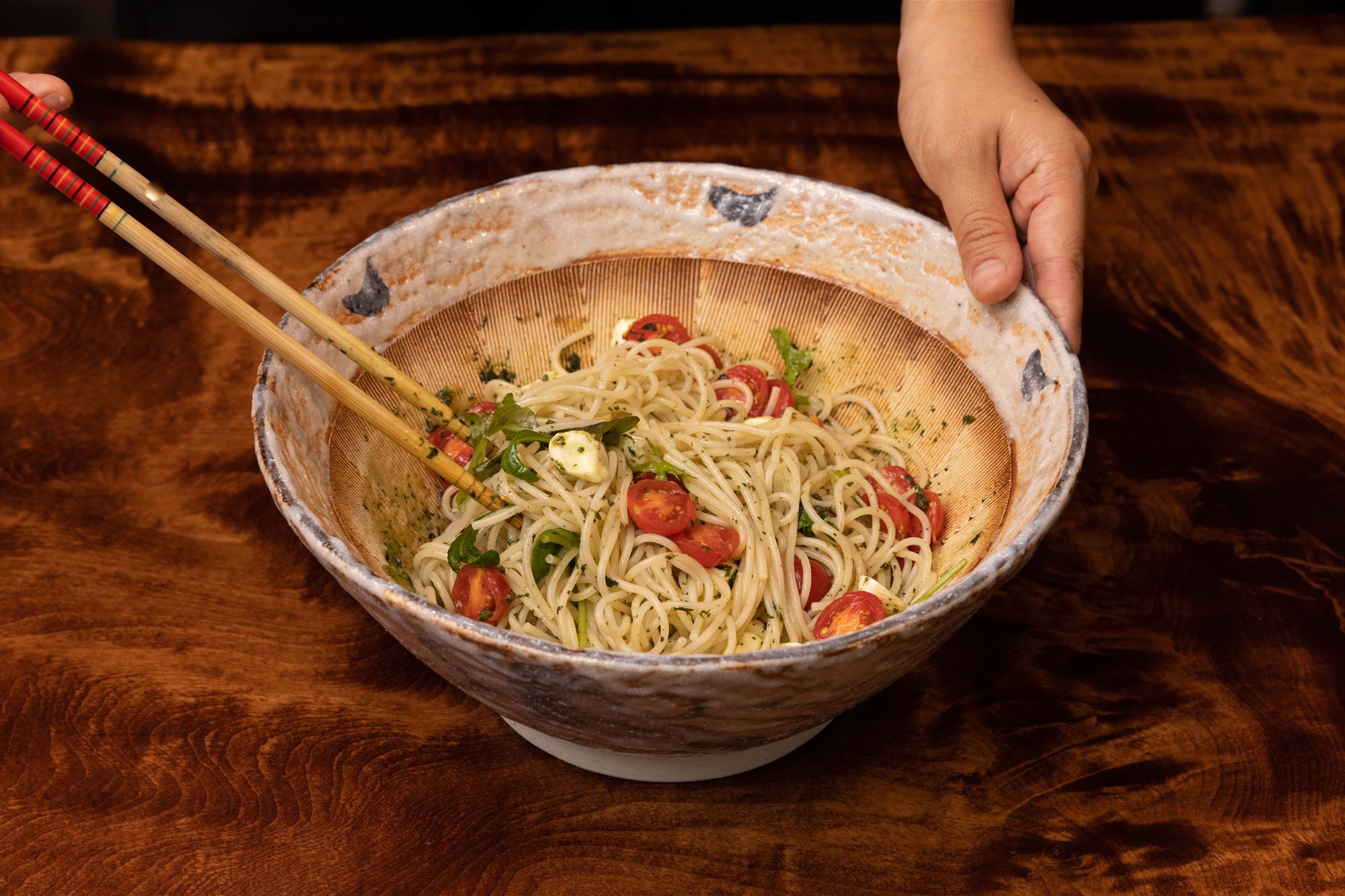 すり鉢で和えたパスタを、そのまま食卓へ